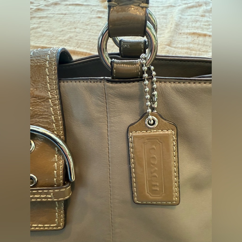 Elegant Coach Leather Tote Bag
